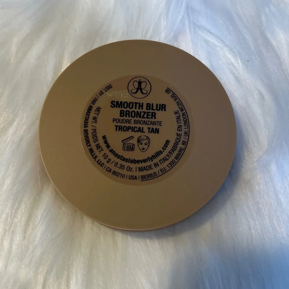 Anastasia Beverly Hills Smooth Blur Bronzer in Gold Compact - Tropical Tan